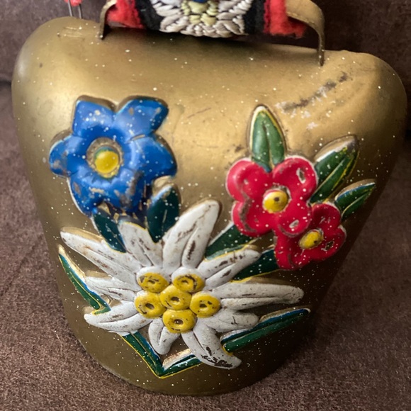 Vintage BRASS COW BELL Hand-Painted Flowers, Decorative Strap Switzerland - Picture 6 of 9